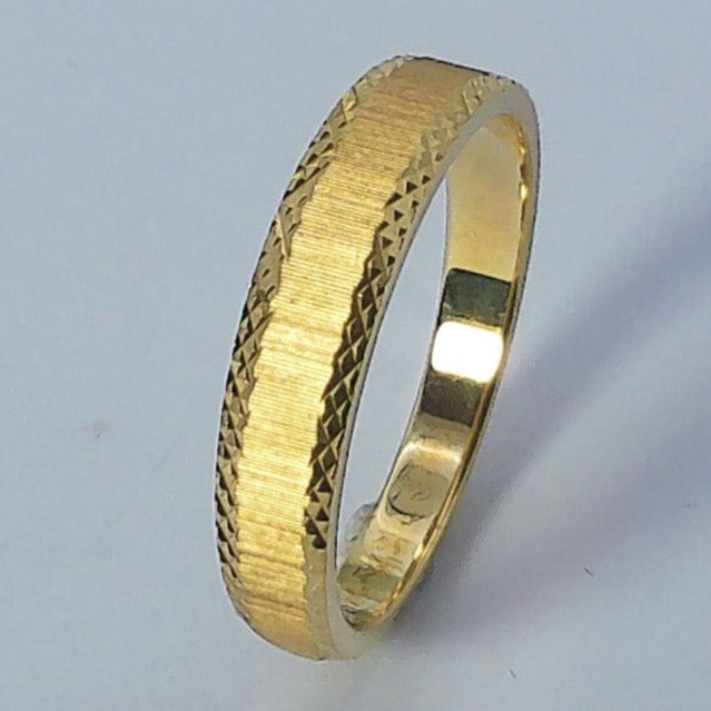 14K Yellow Gold Dia-Facet Wedding ring: 4.8-3mm, Size 10